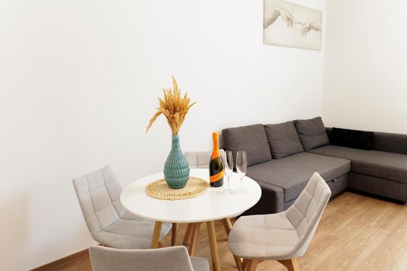 Boutique Flat In Old Town Apartment Братислава Екстериор снимка